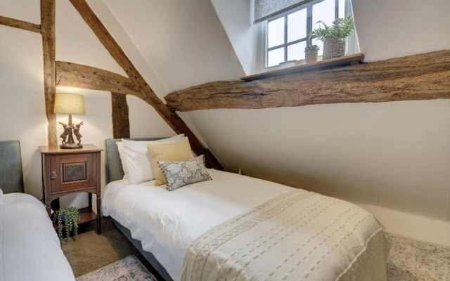 Tudor Cottage by Spa Town Property - Historic Charm in Warwick Town Centre