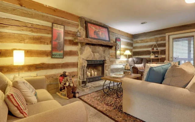 Riverfront Couple's Retreat in Smoky Mountains!