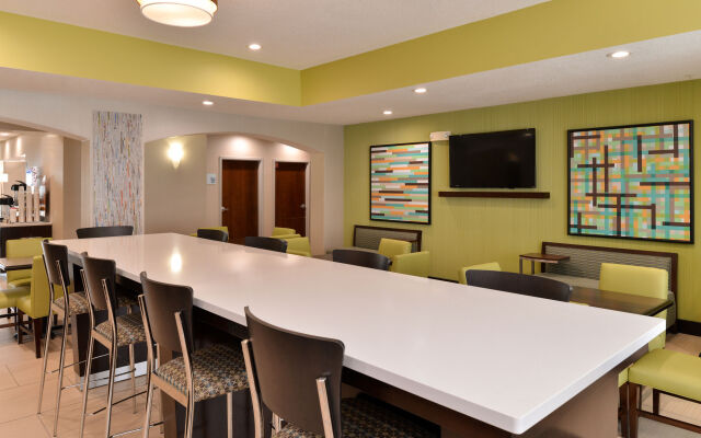 Holiday Inn Express Hotel & Suites Cincinnati-Blue Ash by IHG