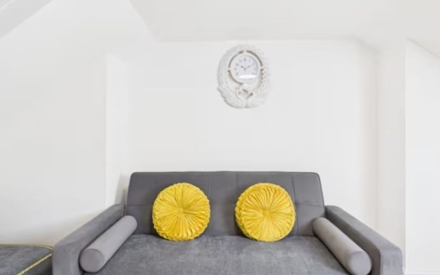 4BR London Home Piccadilly Line Sleeps 9