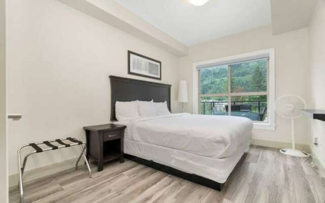 Modern 4BR Penthouse With Lake Views