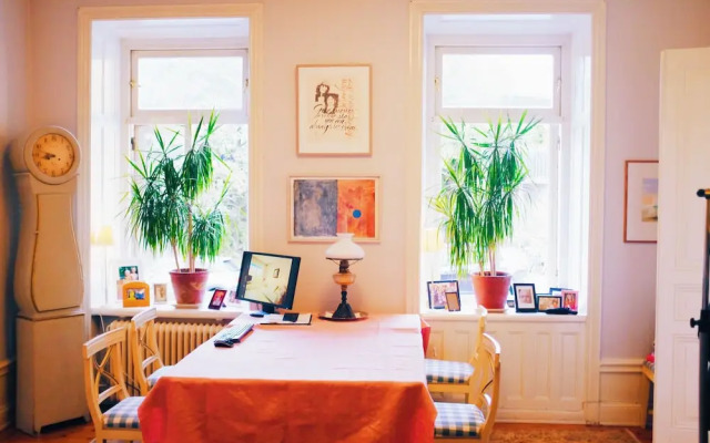 Beautiful, Artistic, Heirloom Apartment