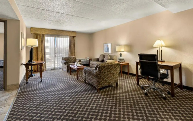 Отель RL Cleveland Airport West