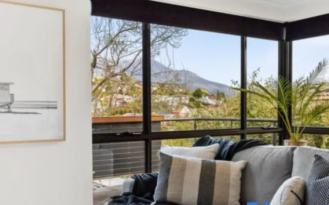 Lipscombe Mt Wellington view luxury house