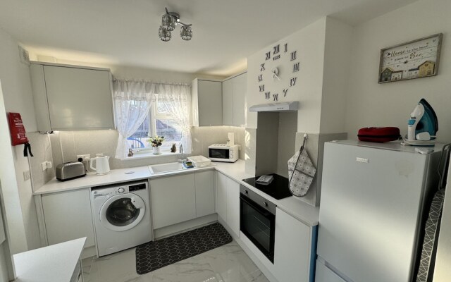Modern 3-bed Hideaway Near Westgate With Parking