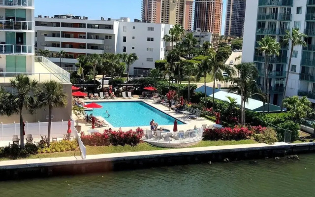 Marina Bay Club