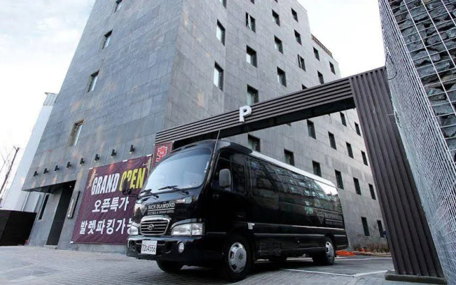 Rich Diamond Hotel