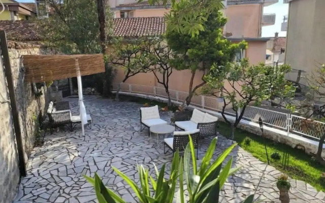 Sereni̇ta Stone House