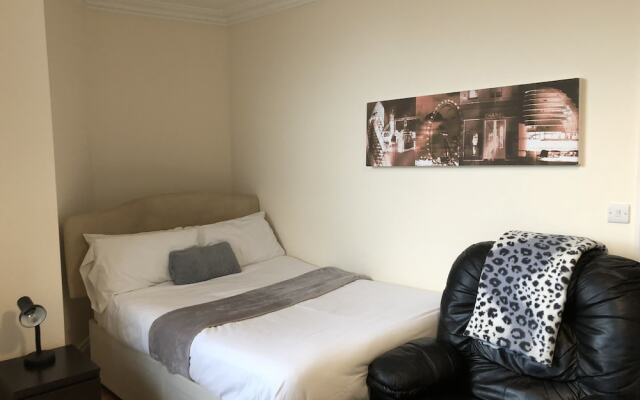2 Bed Flat by Shoreditch Station Zone 1