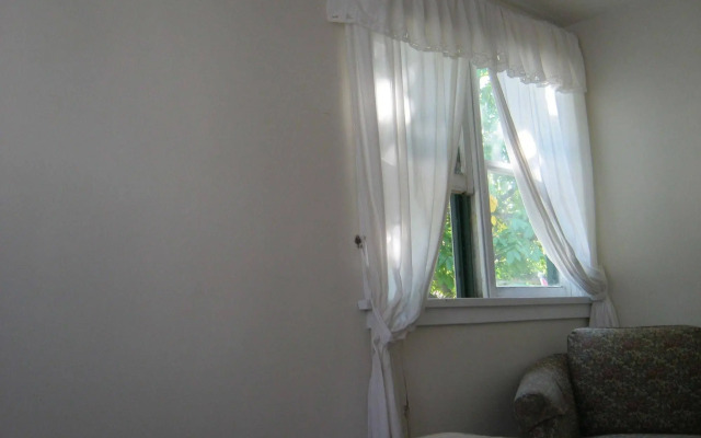 Kelowna Okanagan Lake Hostel