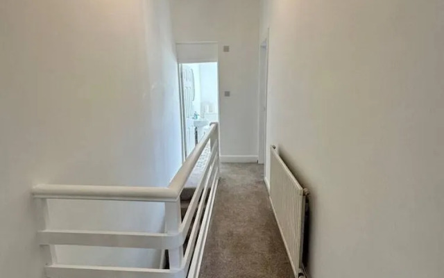 Three Bedroom Home Manchester sleeps 9