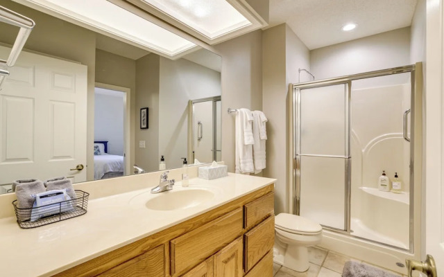 The Bella Vista Lakeside Treehouse: Dock & Kayaks!