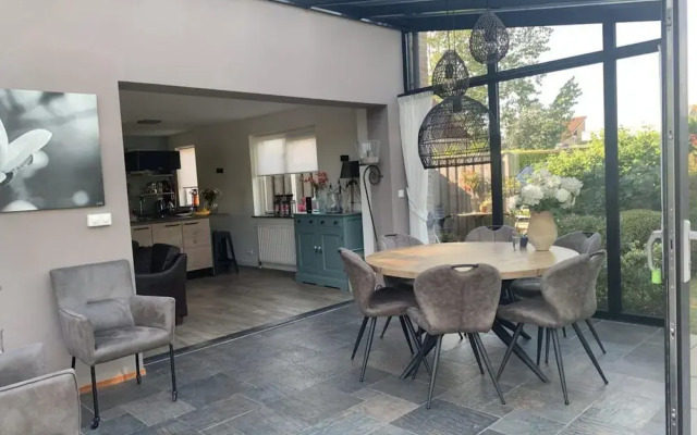 Spacious Bungalow Near Water