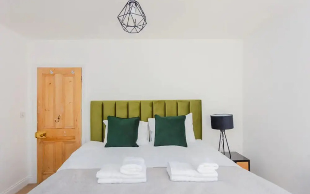 Unique and Sun Filled 2 Bedroom Flat With Balcony -hackney