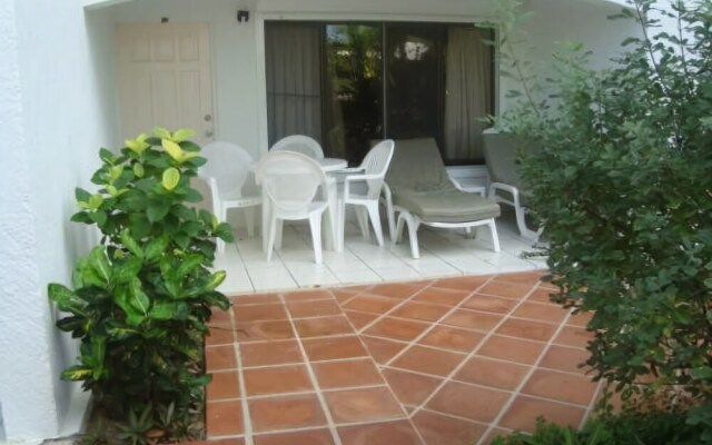 Allamanda Beach Club by RedAwning