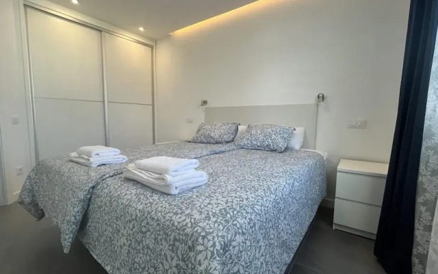 Renovated Apartment by the Beach and Yumbo Centre