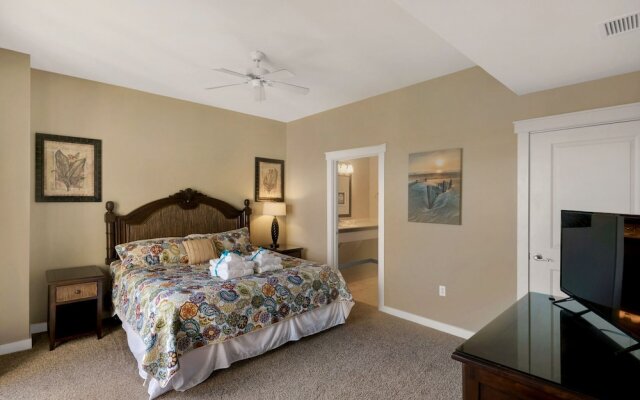 Across From The Beach! Near Pier Park & Dining! Sleeps 6! 2 BR / 2 BA!