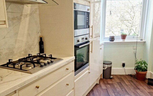 Vibrant Spacious Apartment In West End
