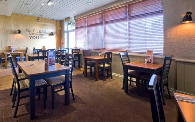 Premier Inn Livingston (M8/J3)