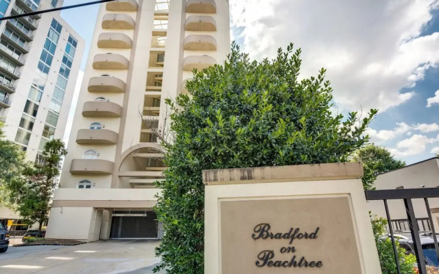 Luxury Atlanta Rental w/ Balcony: Near Buckhead!