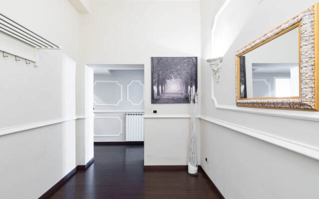 A World Aparts - Frattina Royal