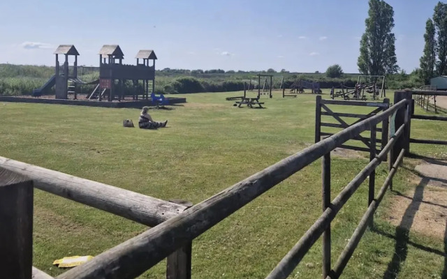 Family Caravan - Sleeps 6 - Pet Friendly - Parking