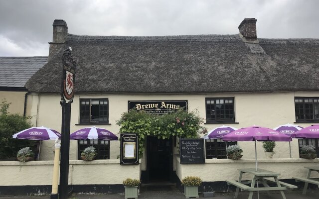 Drewe Arms Bunk Rooms & Church Cottage