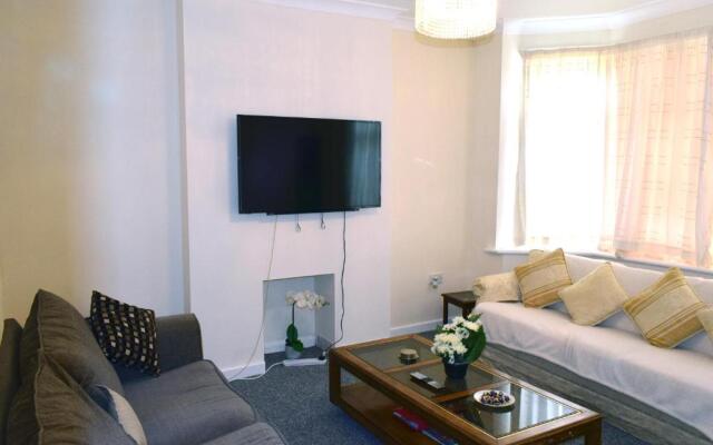 Cleopatra Family Accommodation Sleeps 11 with 2 free parkings