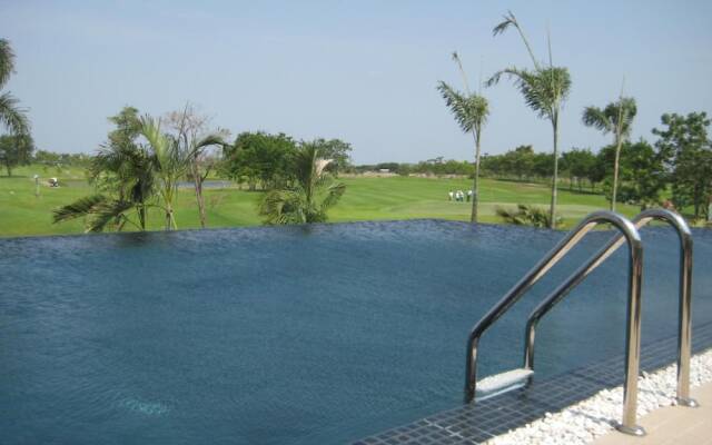 Uniland Golf & Resort