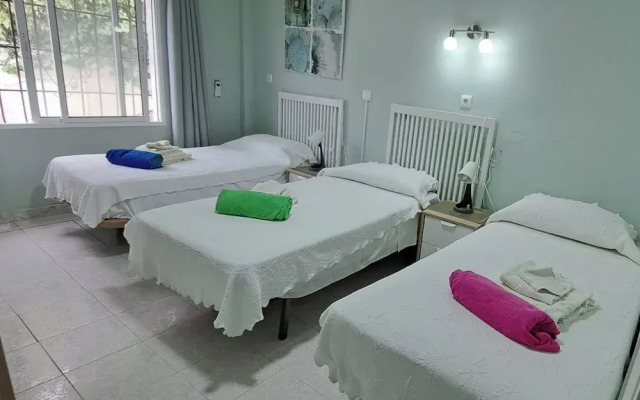 2 Bed Villa - Sleeps 5 - Private Pool & Garden