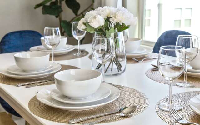 Chic Apt w Jacuzzi Pool BBQ Mountain Views