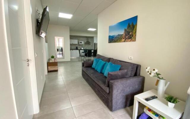 El Puente Holiday Home I- Airport 8,1K