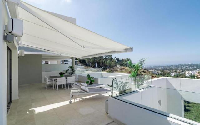 LMR1- Modern penthouse, private pool, families only