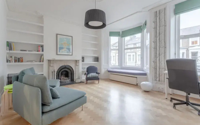Beautiful 4 Bedroom London Riverside House