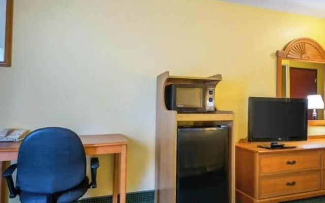 Franklin Inn & Suites