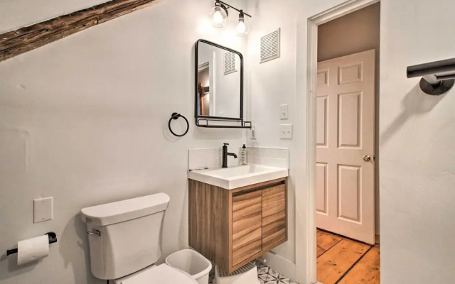 Renovated Farmhouse < 1 Mile to Okemo Mountain!
