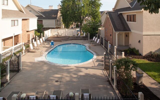 Cloverleaf Suites Kansas City - Overland Park
