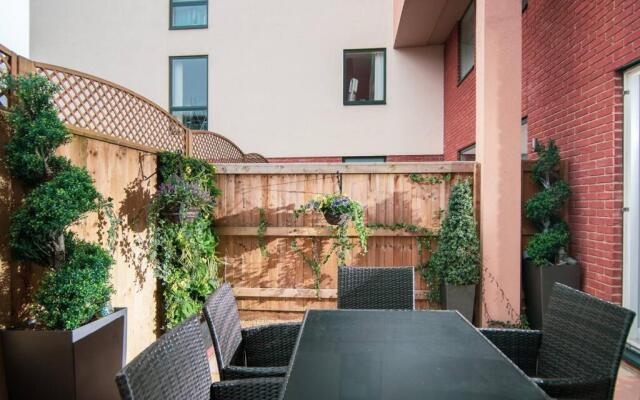 Deluxe Apartment near Cabot Circus w Parking sleeps 5