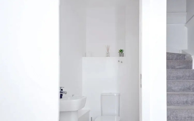 Salford - 2 Bed Apartment - Sleeps 4 - Wifi