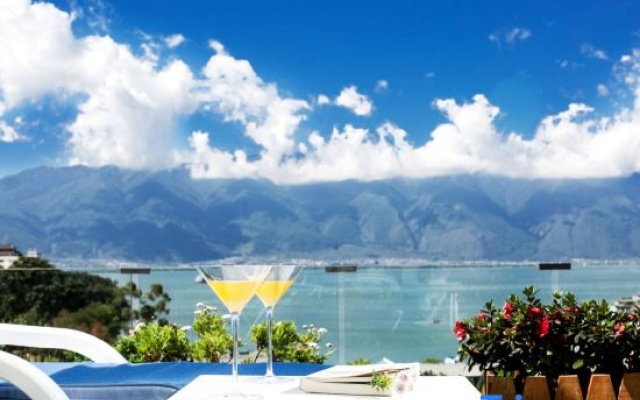 Tranquil Haven: Blossoms and Full Moon with Mountain and Sea Views Guesthouse (Dali Shuanglang) – Outside – Dali