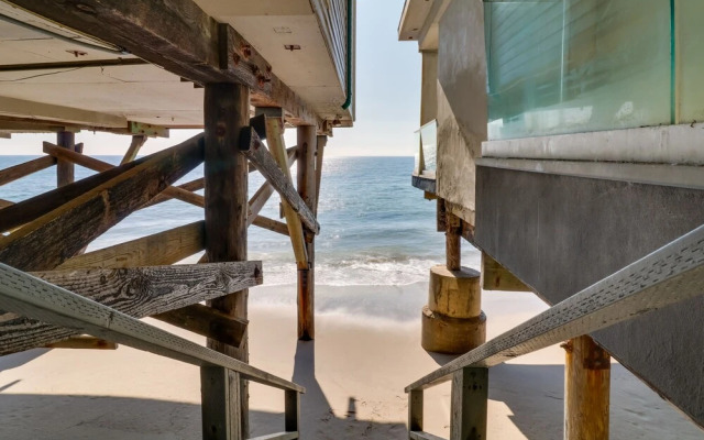 Beachfront Malibu Apartment w/ Ocean-view Balcony