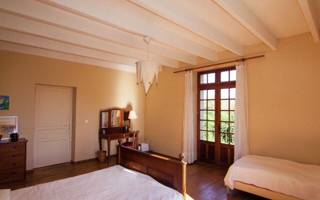 Warm Mansion with Swimming Pool in Sigoules France