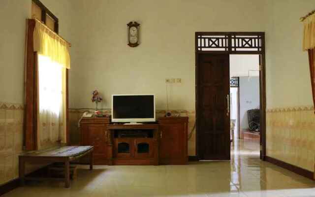 Sutriyanto Homestay by ZUZU