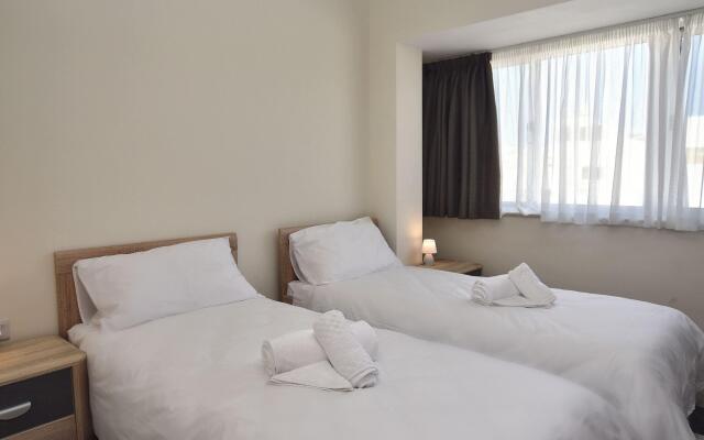2 Bedroom, Bright & Central Top Floor Apartment - 5