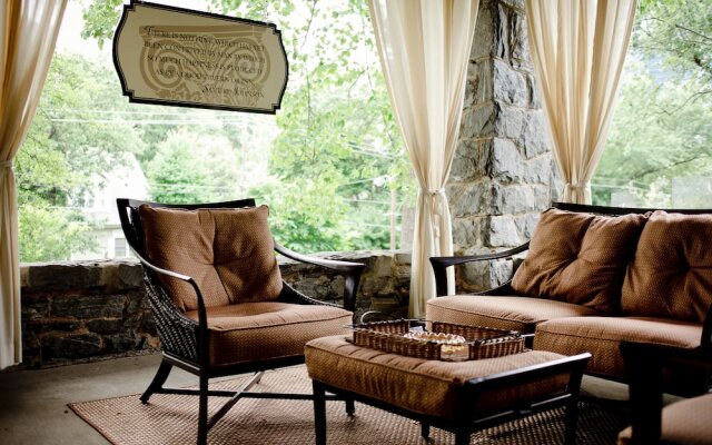 Stonehurst Place Bed & Breakfast