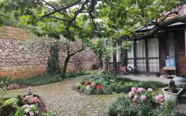 Ziyou Suiyue Design Hostel