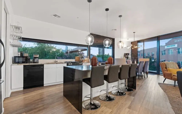 2BR Designer Condo East Downtown Austin