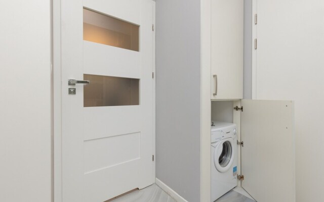 Kolejowa Cozy Apartment by Renters