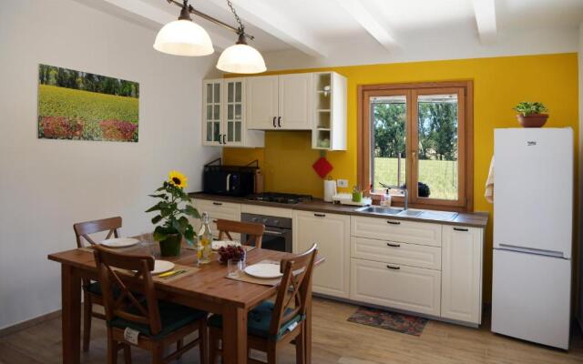 Casa Montefiore 13 Girasoli LT nella tranquilla campagna Marchigiana