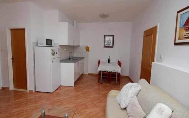 JoviZe - free parking - A6(2+2)